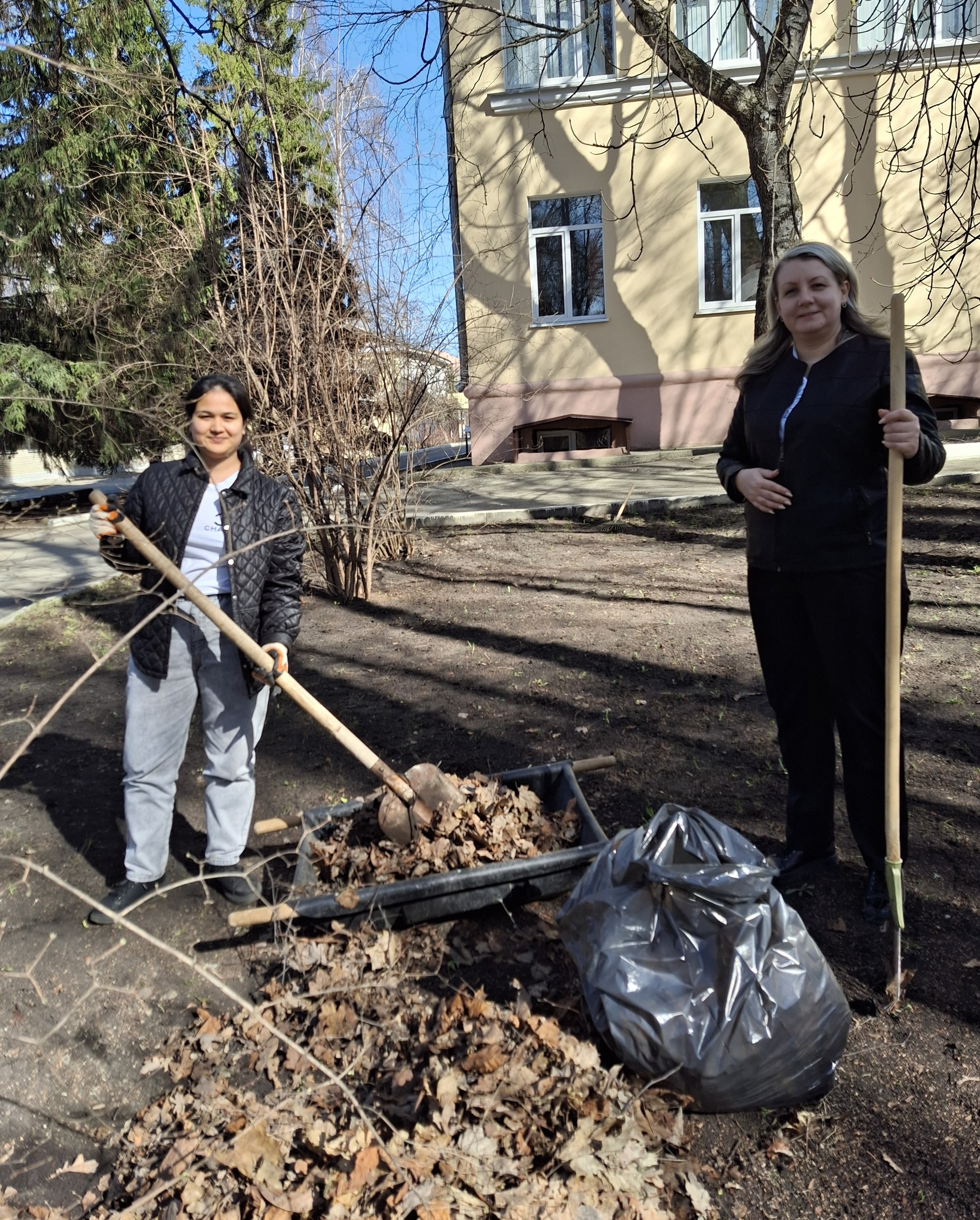 Группа 24 ФПИ1 на уборке территории